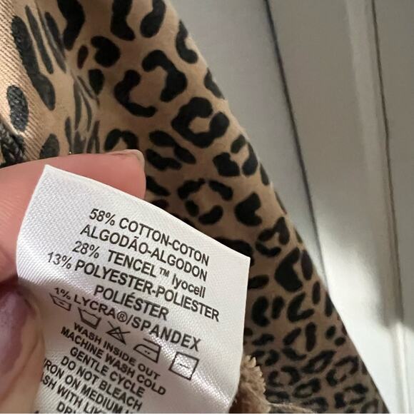 DL1961 Clyde Cropped Jean Jacket in Catwalk - Picture 8 of 8